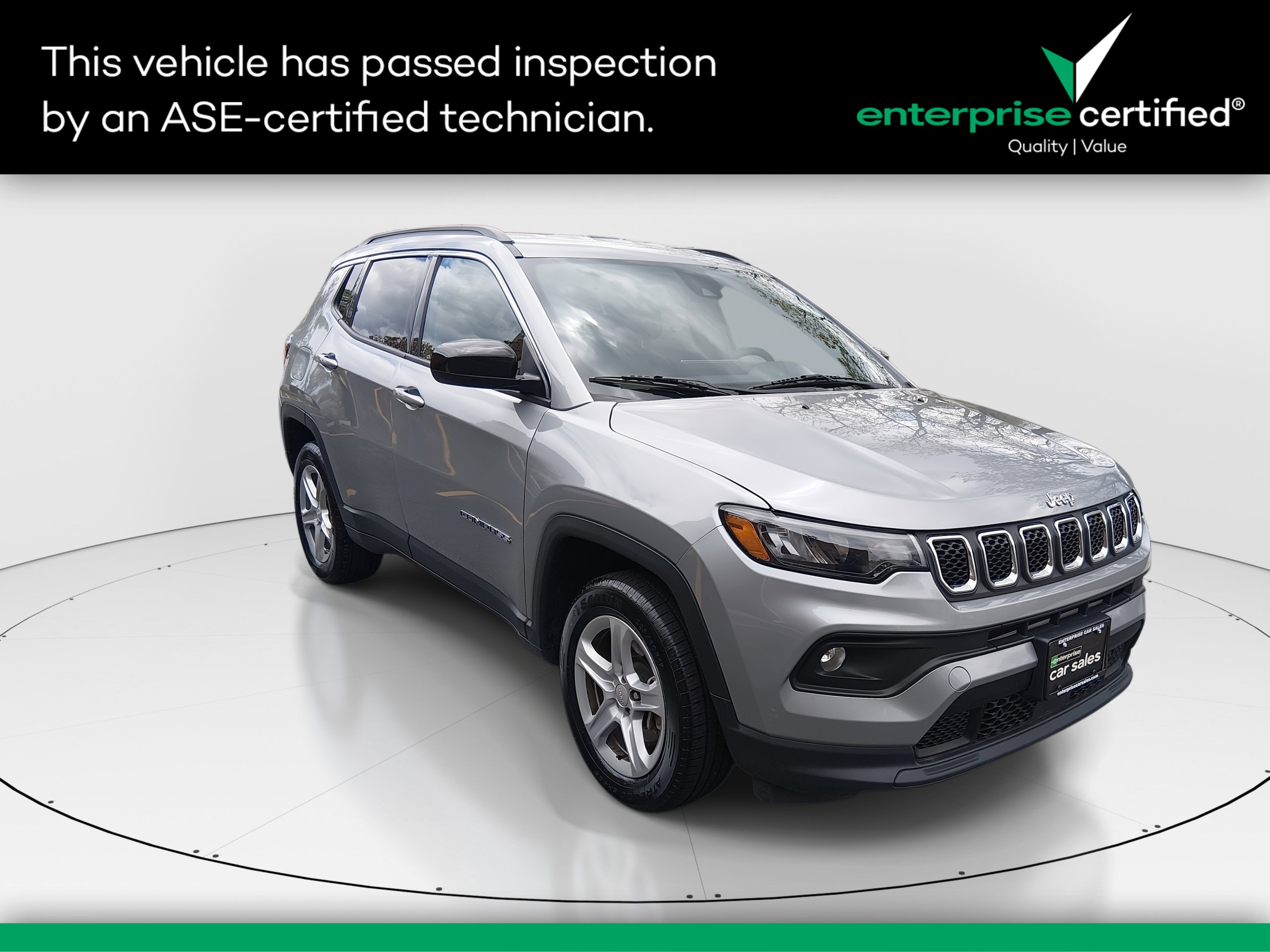 2024 Jeep Compass Latitude 4x4 — front three-quarter view