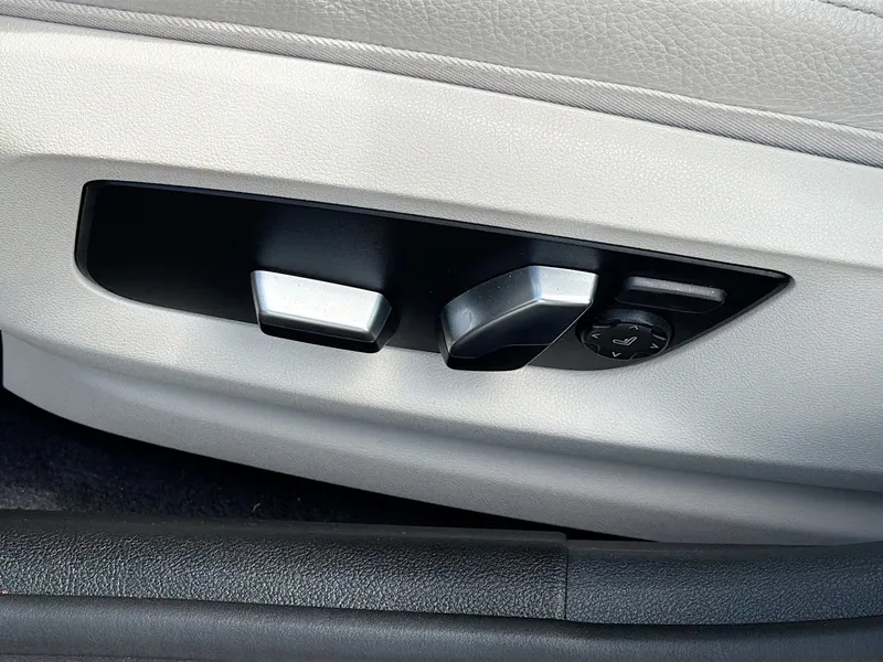 2021 BMW 5 Series — photo 25 view