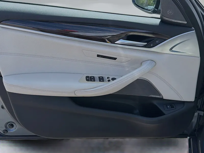 2021 BMW 5 Series — photo 22 view