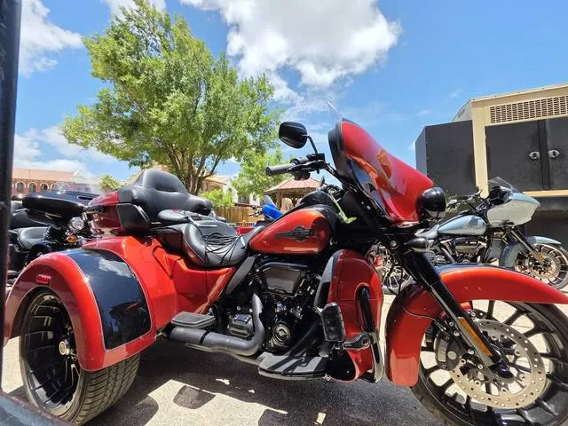 2025 Harley-Davidson® FLHTCUTG - Tri Glide® Ultra — front three-quarter view
