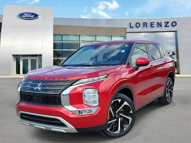 2024 Mitsubishi Outlander SE in Red Diamond — front three-quarter view
