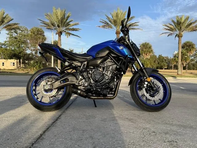 2022 Yamaha MT-07 — front three-quarter view
