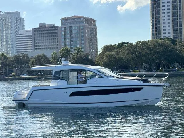2025 Sealine C335v — front three-quarter view