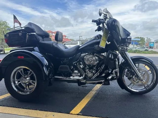 2013 Harley-Davidson® FLHTCUTG - Tri Glide® Ultra Classic® — front three-quarter view