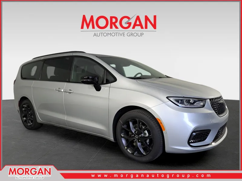 2026 Chrysler Pacifica Select in Silver — front three-quarter view