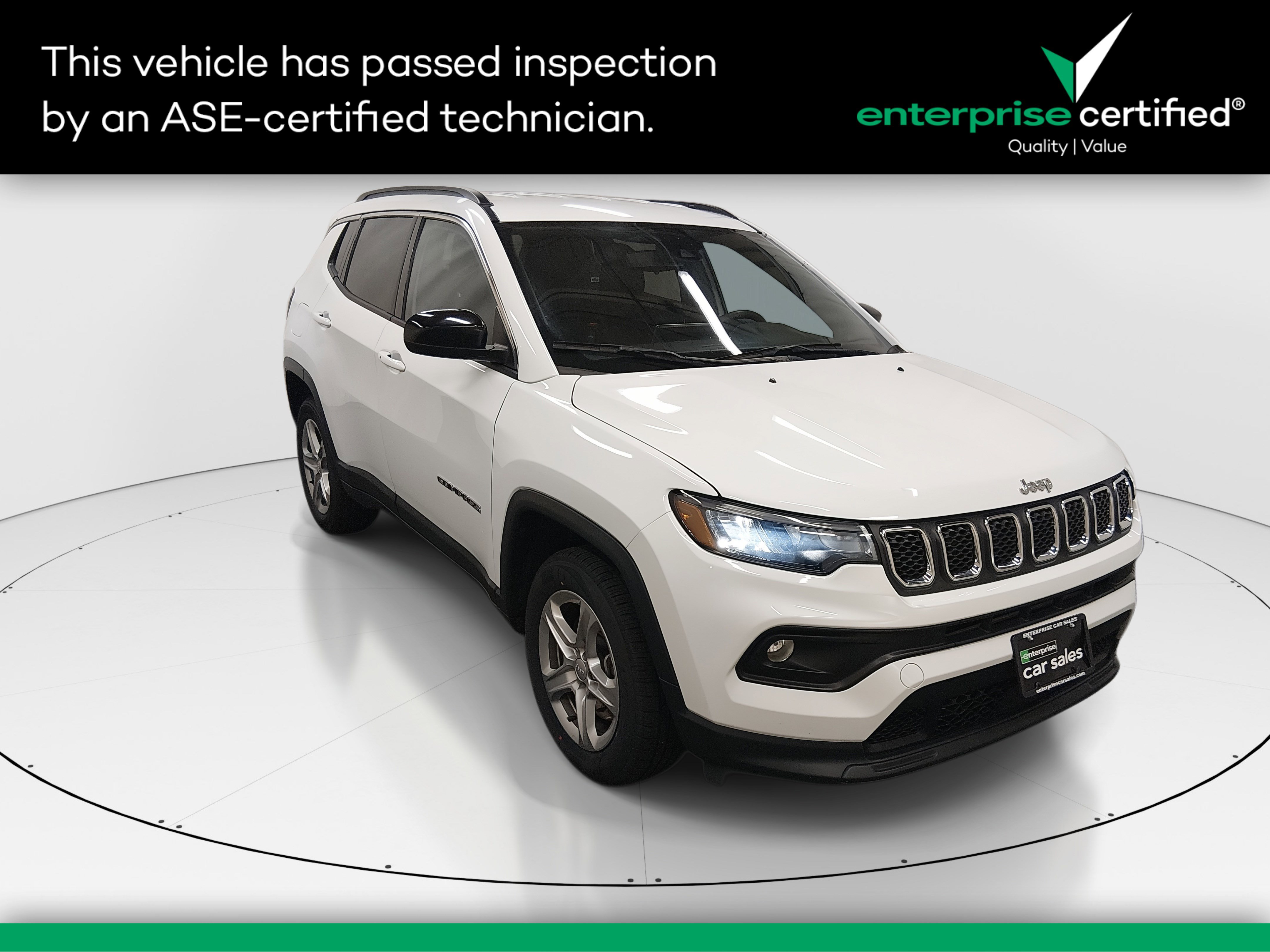 2024 Jeep Compass Latitude 4x4 — front three-quarter view
