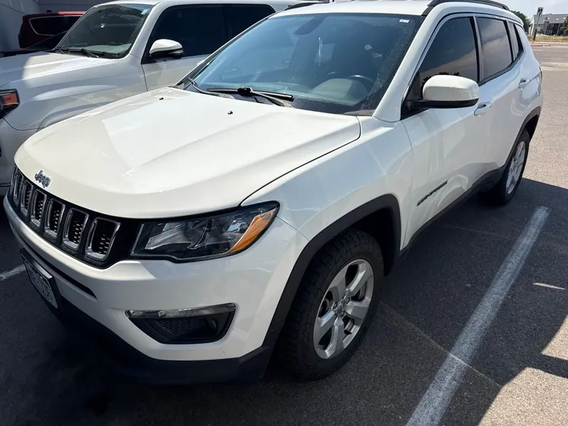 2018 Jeep Compass Latitude in White Clearcoat — front three-quarter view