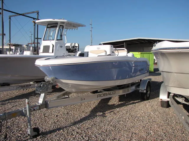 2026 Robalo R160 — front three-quarter view