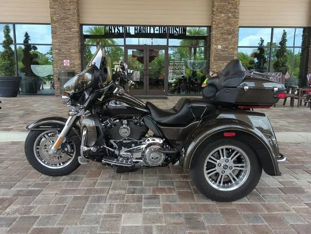 2020 Harley-Davidson® FLHTCUTG - Tri Glide® Ultra — front three-quarter view