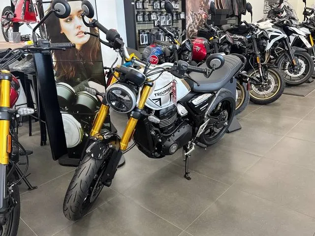 2026 Triumph Speed 400 Phantom Black/Storm Grey — front three-quarter view