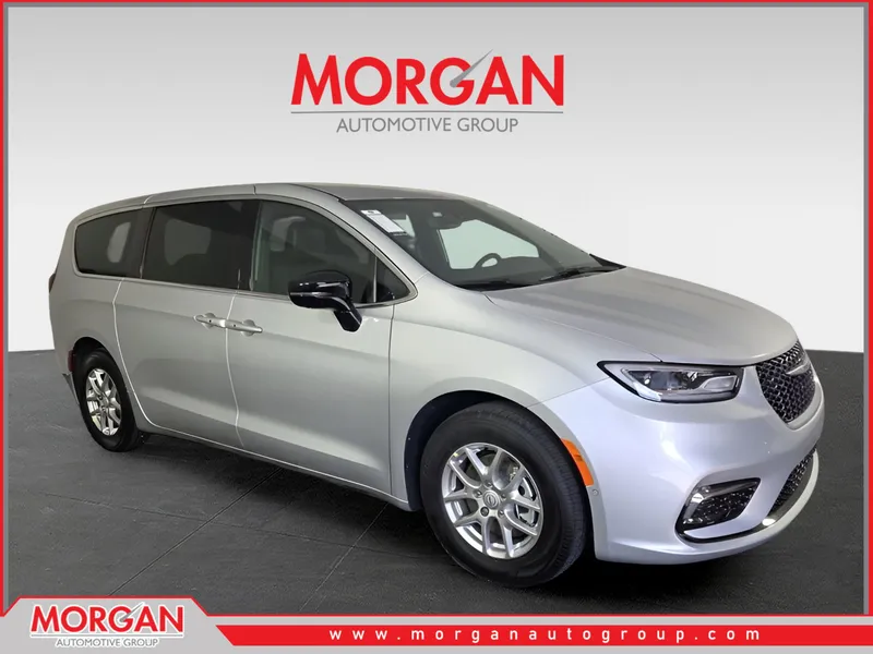 2026 Chrysler Pacifica Select in Silver — front three-quarter view