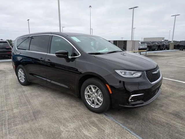 2026 Chrysler Pacifica Select in Diamond Black Crystal Pearl-Coat Exterior Paint — front three-quarter view