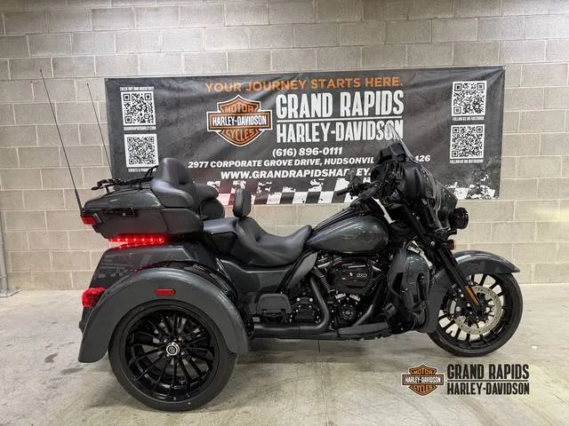 2025 Harley-Davidson® FLHTCUTG - Tri Glide® Ultra — front three-quarter view