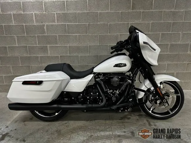 2025 Harley-Davidson® FLHX - Street Glide® — front three-quarter view