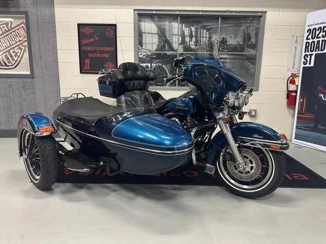 1991 Harley-Davidson® FLHTC - Electra Glide® Classic — front three-quarter view