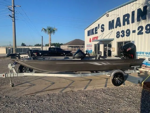 2023 Crestliner CFX18 — front three-quarter view
