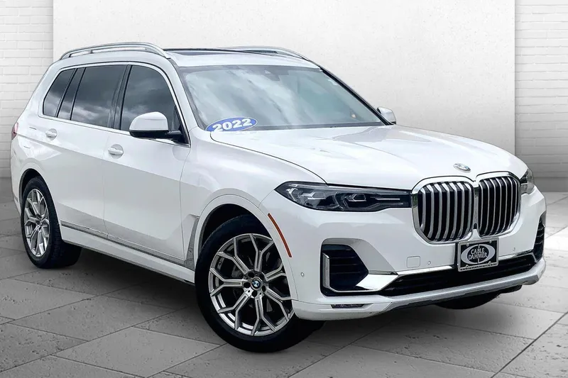 2022 BMW X7 xDrive40i in Alpine White — front three-quarter view