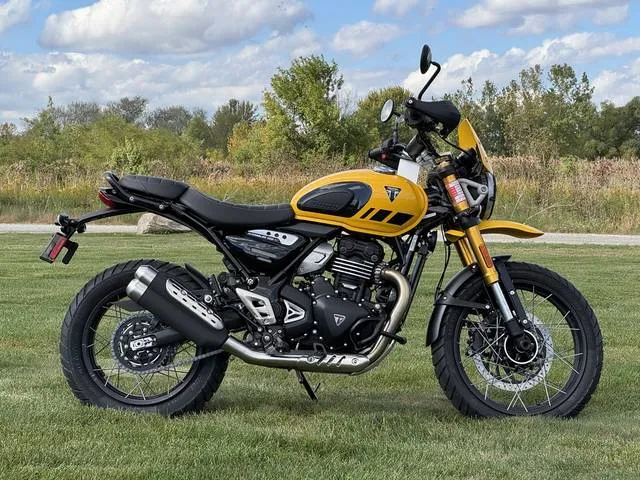 2026 Triumph SCRAMBLER 400 XC — front three-quarter view