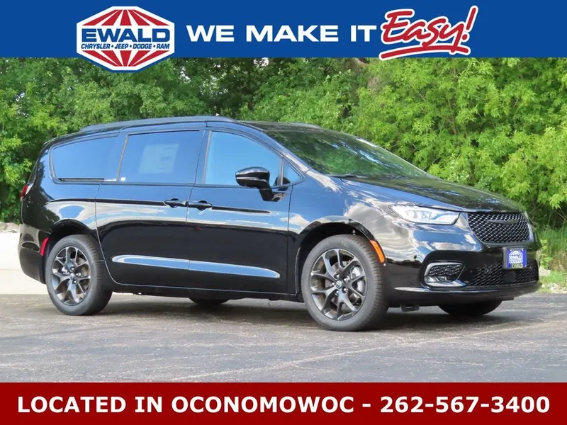 2026 Chrysler Pacifica PACIFICA LIMITED AWD in Diamond Black Crystal Pearl-Coat Exterior Paint — front three-quarter view