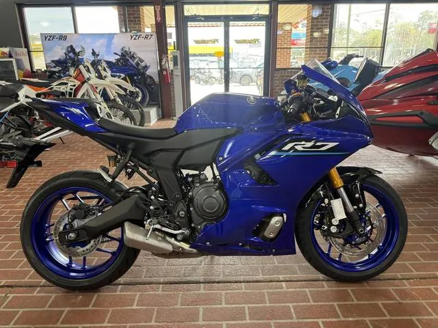 2026 Yamaha YZF-R7 — front three-quarter view