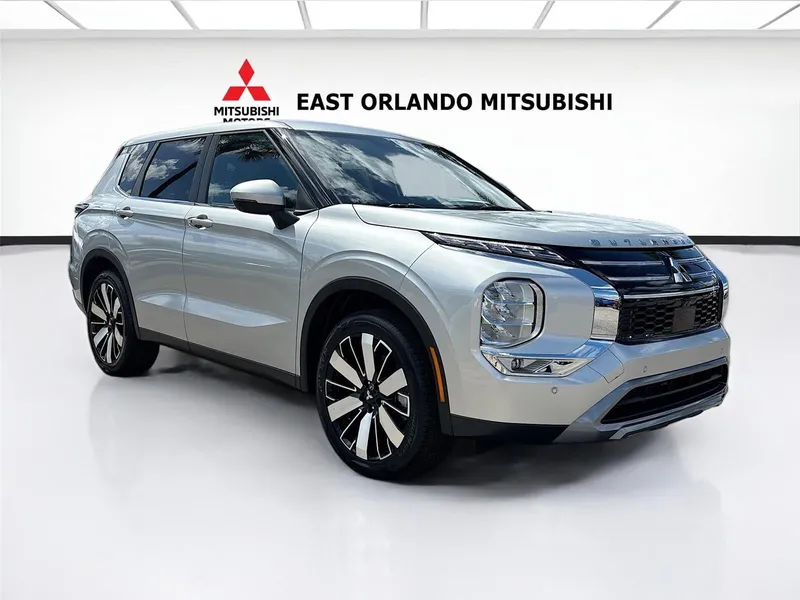2026 Mitsubishi Outlander SE in Alloy Silver Metallic — front three-quarter view