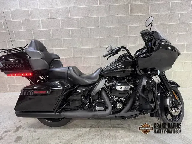 2020 Harley-Davidson® FLTRK - Road Glide® Limited — front three-quarter view