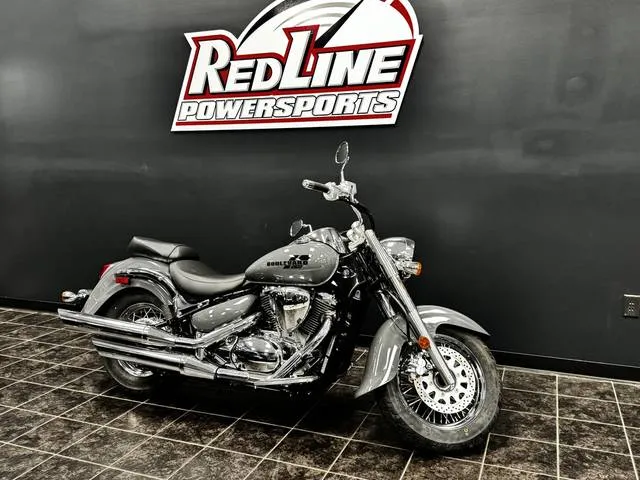 2025 Suzuki Boulevard C50 — front three-quarter view