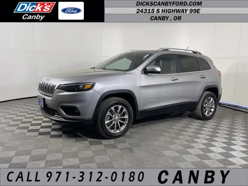 2019 Jeep Cherokee Latitude Plus in Billet Silver Metallic Clearcoat — front three-quarter view