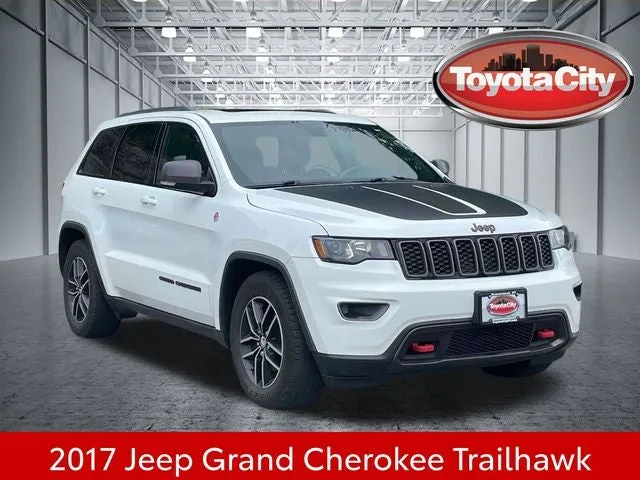 2017 Jeep Grand Cherokee Trailhawk in Bright White Clearcoat — front three-quarter view