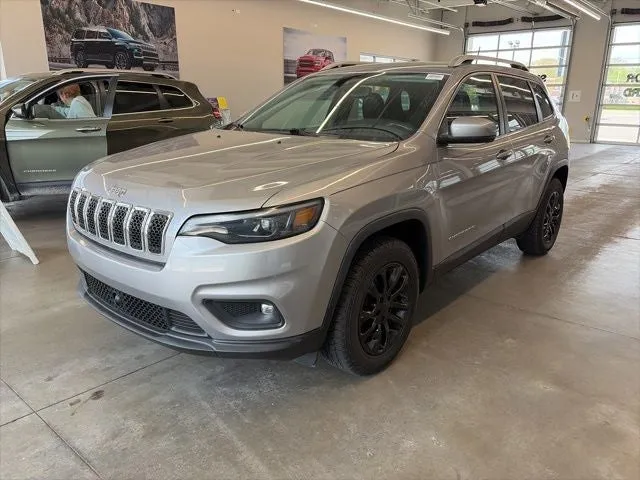 2020 Jeep Cherokee Latitude Lux 4x4 in Billet Silver Metallic Clearcoat — front three-quarter view