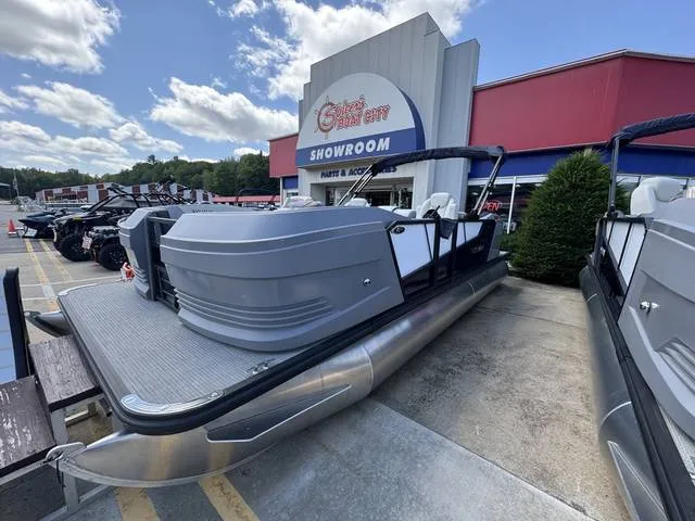 2025 Sylvan A 22 LZ DH — front three-quarter view