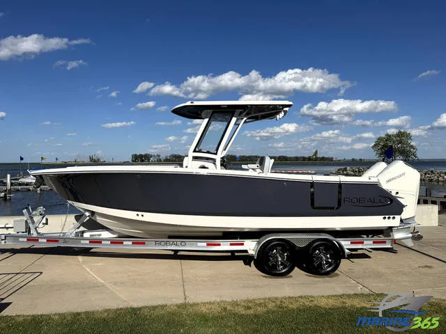 2026 Robalo R250 — front three-quarter view