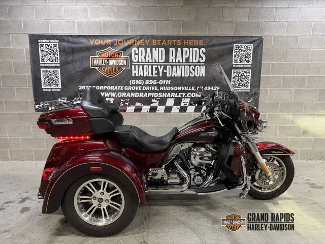 2014 Harley-Davidson® FLHTCUTG - Tri Glide® Ultra — front three-quarter view