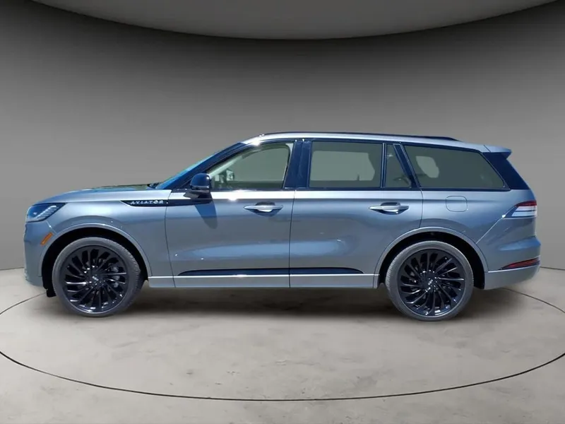 2025 Lincoln Aviator Reserve in Asher Gray Metallic Clearcoat — front three-quarter view