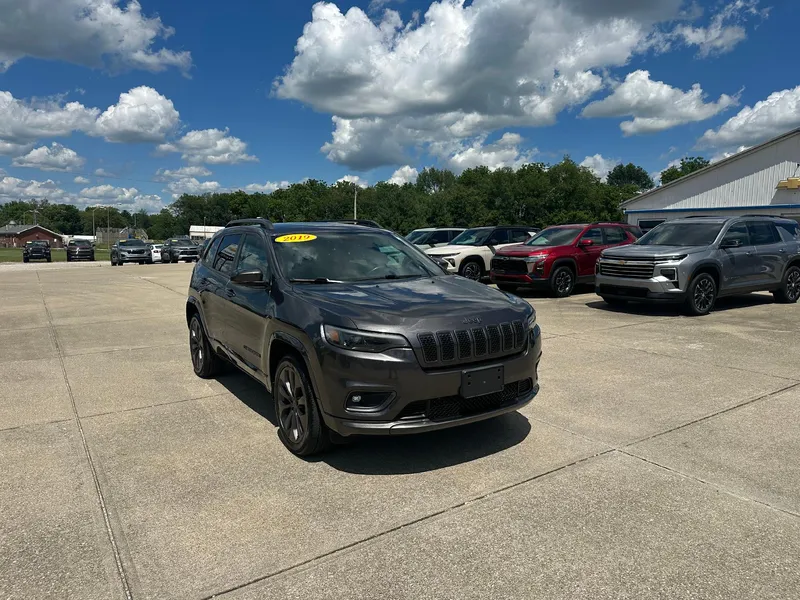 2019 Jeep Cherokee High Altitude — front three-quarter view