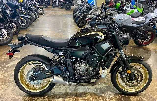2024 Yamaha XSR700 — front three-quarter view