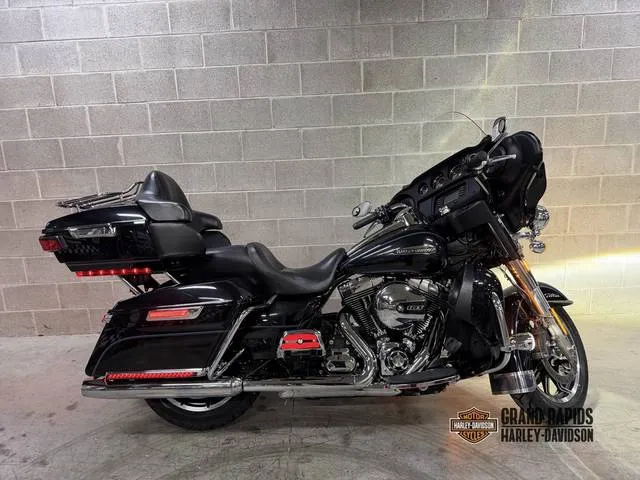 2014 Harley-Davidson® FLHTCU - Electra Glide® Ultra Classic® — front three-quarter view