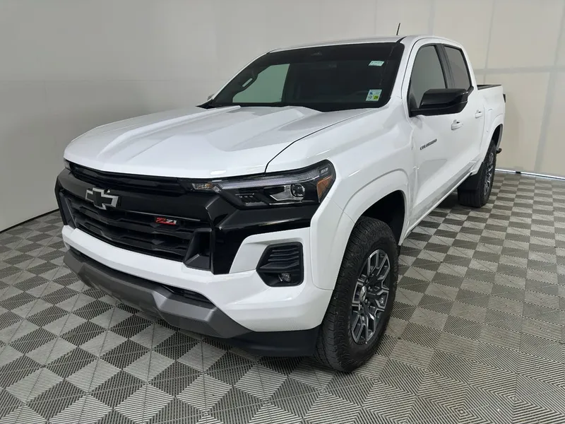 2024 Chevrolet Colorado Z71 in Summit White — front three-quarter view