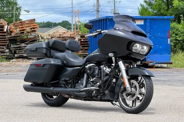 2017 Harley-Davidson® FLTRXS - Road Glide® Special — front three-quarter view