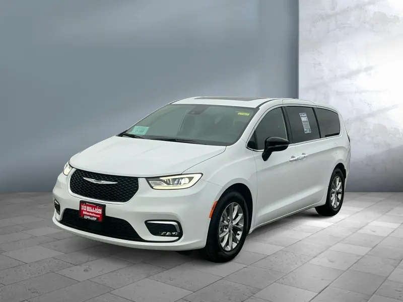 2026 Chrysler Pacifica — front three-quarter view