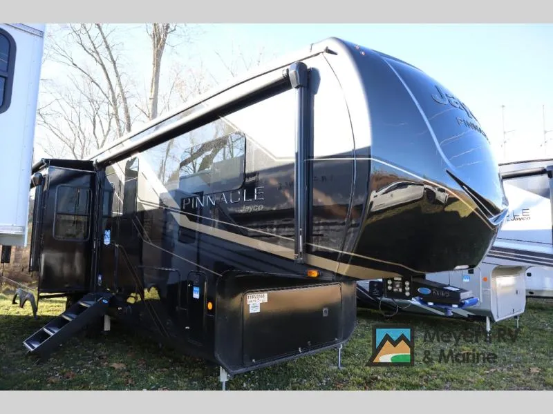 2026 Jayco Pinnacle 32RLTS — front three-quarter view