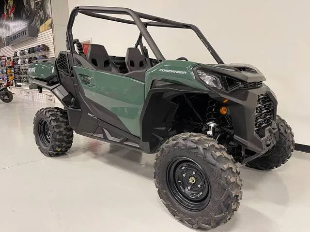 2026 Can-Am® Commander DPS 700 — front three-quarter view