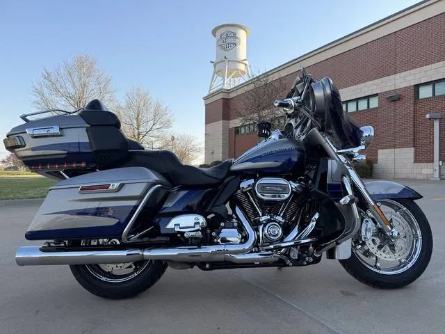 2017 Harley-Davidson® FLHTKSE - CVO™ Limited — front three-quarter view