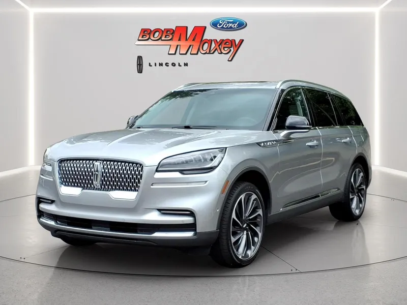 2024 Lincoln Aviator Reserve in Silver Radiance Metallic Clearcoat — front three-quarter view