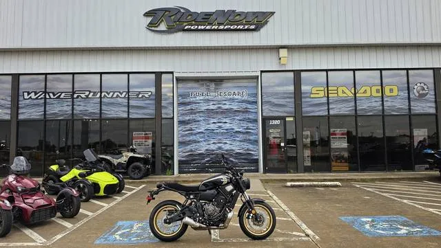 2026 Yamaha XSR700TB — front three-quarter view