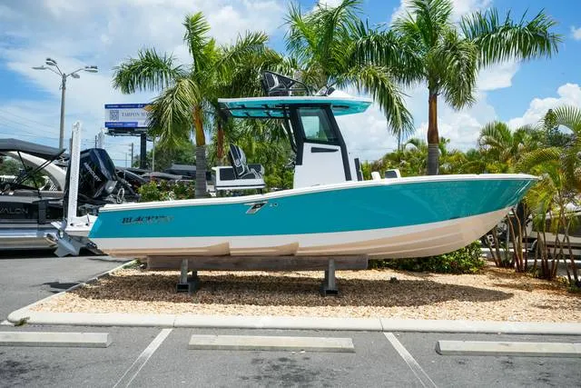2027 Blackfin 262 HB — front three-quarter view