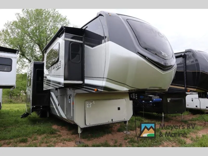 2026 Jayco Pinnacle 39FLOK — front three-quarter view