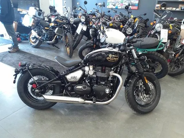 2025 Triumph Bobber 1200 — front three-quarter view