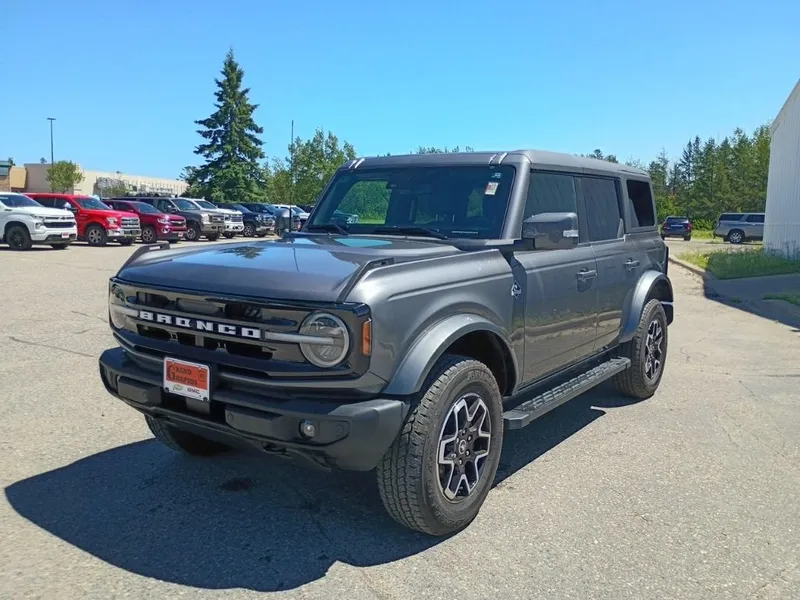 2024 Ford Bronco Outer Banks in Grey — front three-quarter view