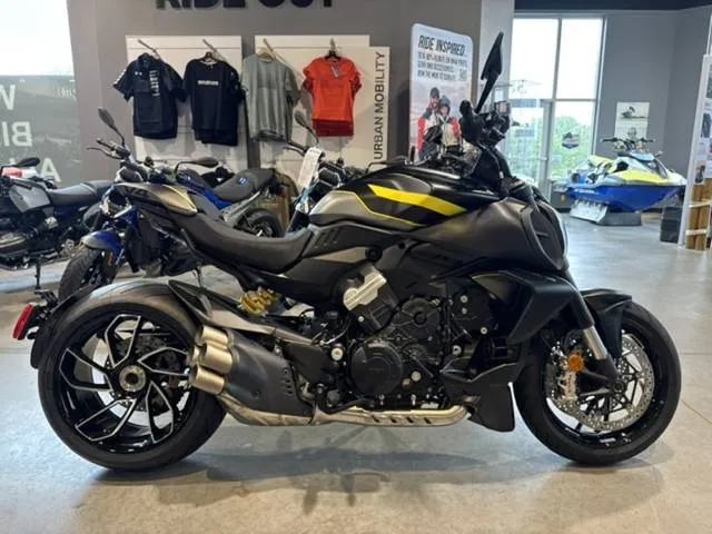 2026 Ducati DIAVEL V4 — front three-quarter view